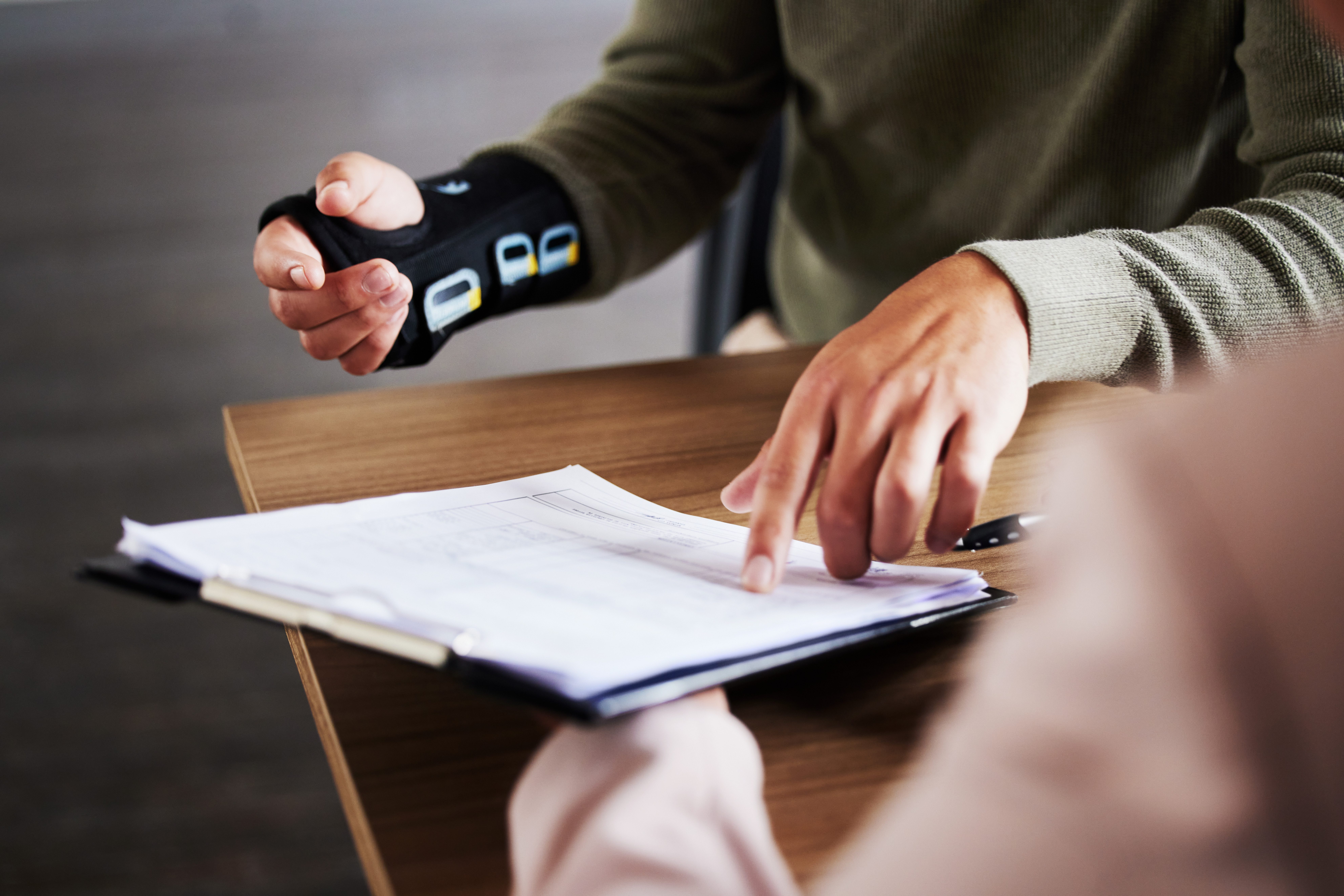 Image of a person with an injured hand for truck accident lawyer in New Mexico
